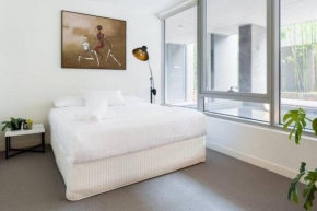 Modern Cosmopolitan Retreat on Toorak Rd